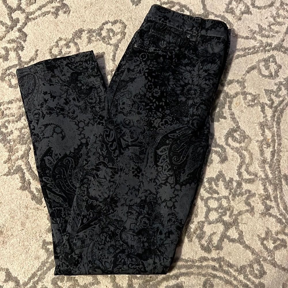 Gloria Vanderbelt size 4 petite black printed jeans.